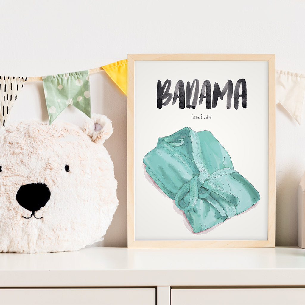 Kindermundposter Bademantel im Kinderzimmer – personalisiertes Poster als Dekoration und Geschenk