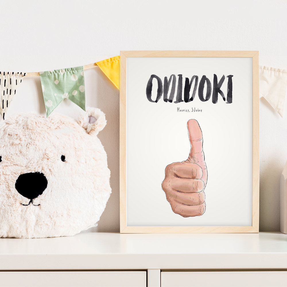 Kindermundposter Daumen hoch im Kinderzimmer – personalisiertes Poster als Dekoration und Geschenk