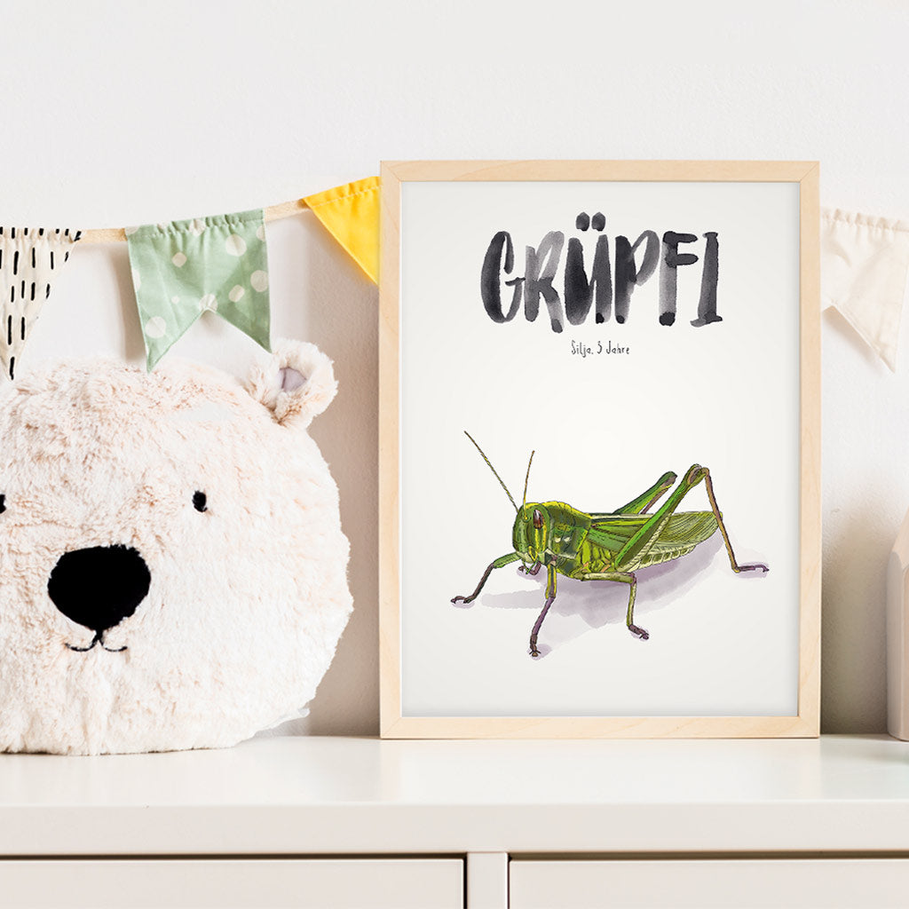 Kindermundposter Grashüpfer im Kinderzimmer – personalisiertes Poster als Dekoration und Geschenk