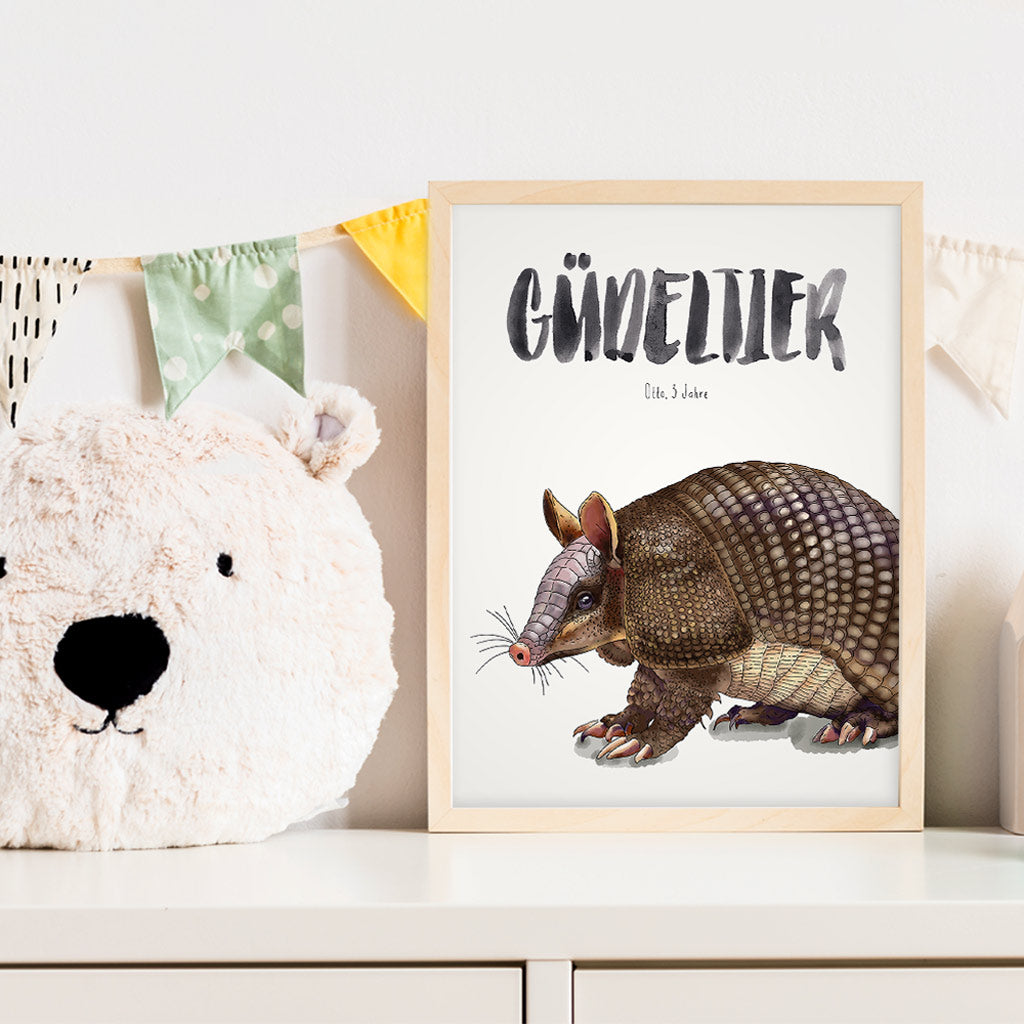 Kindermundposter Gürteltier im Kinderzimmer – personalisiertes Poster als Dekoration und Geschenk