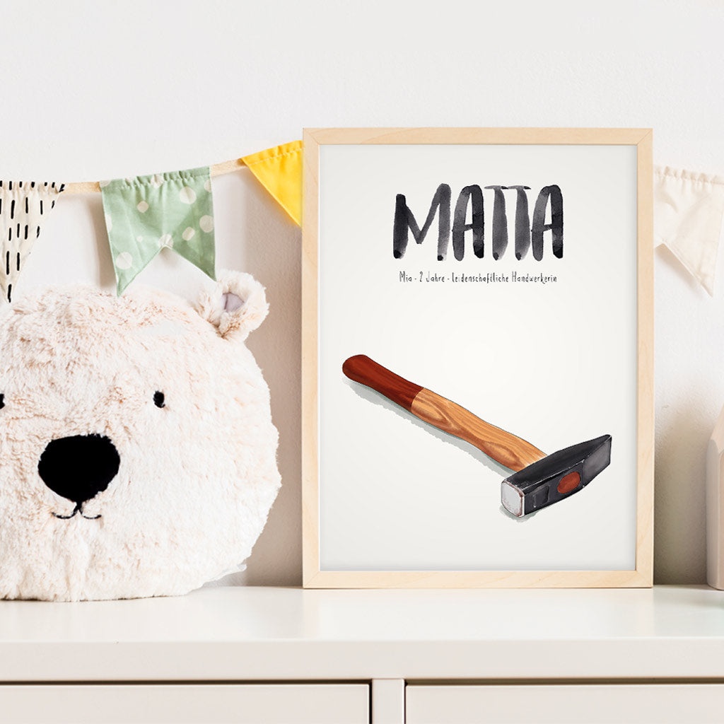 Kindermundposter Hammer im Kinderzimmer – personalisiertes Poster als Dekoration und Geschenk