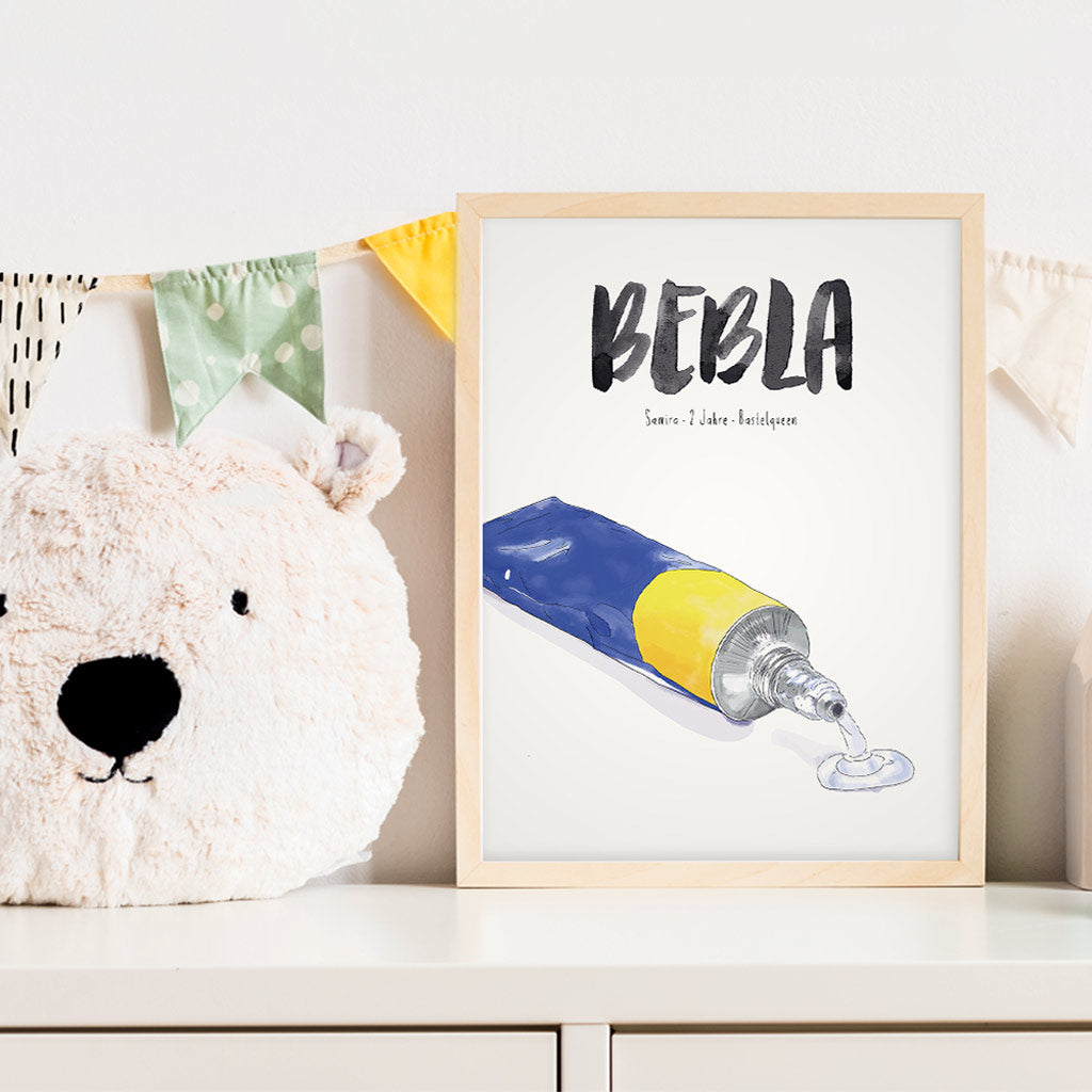 Kindermundposter Bastelkleber im Kinderzimmer – personalisiertes Poster als Dekoration und Geschenk