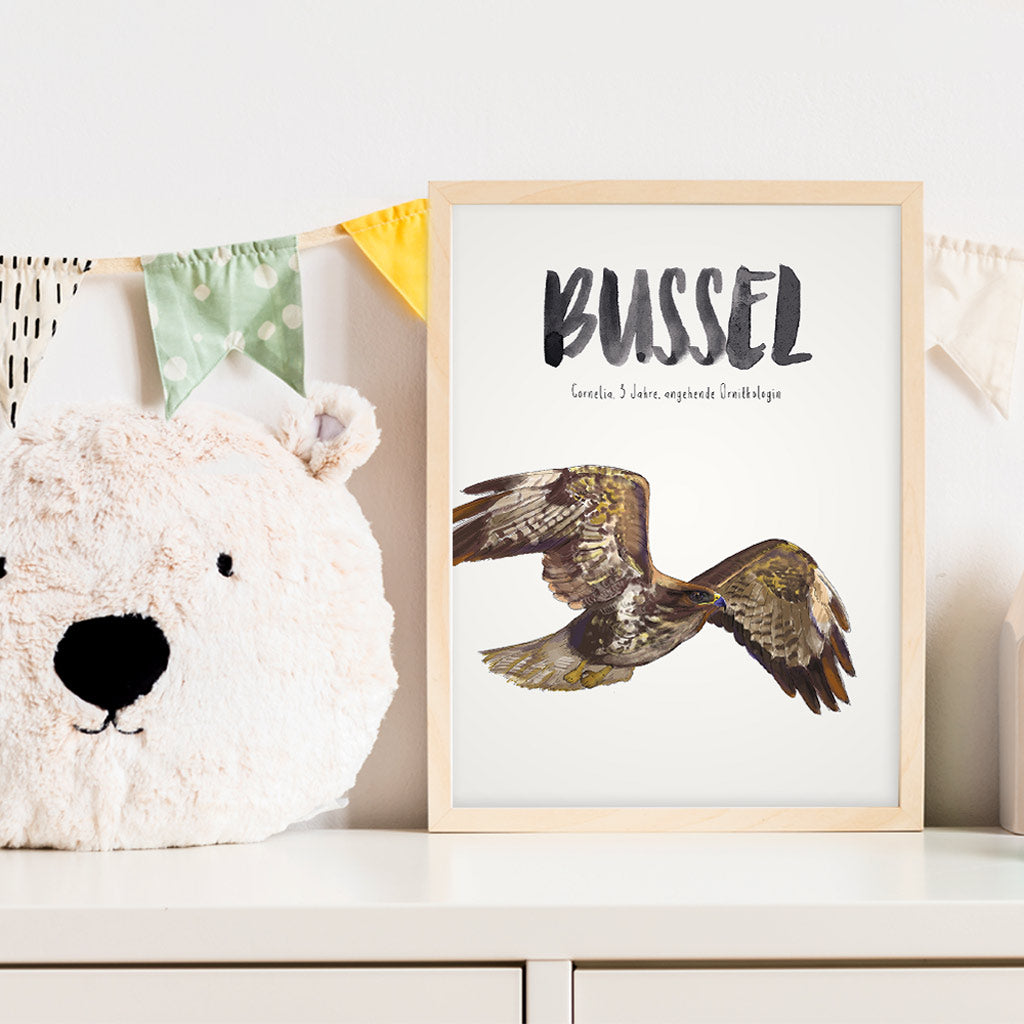 Kindermundposter Mäusebussard im Kinderzimmer – personalisiertes Poster als Dekoration und Geschenk