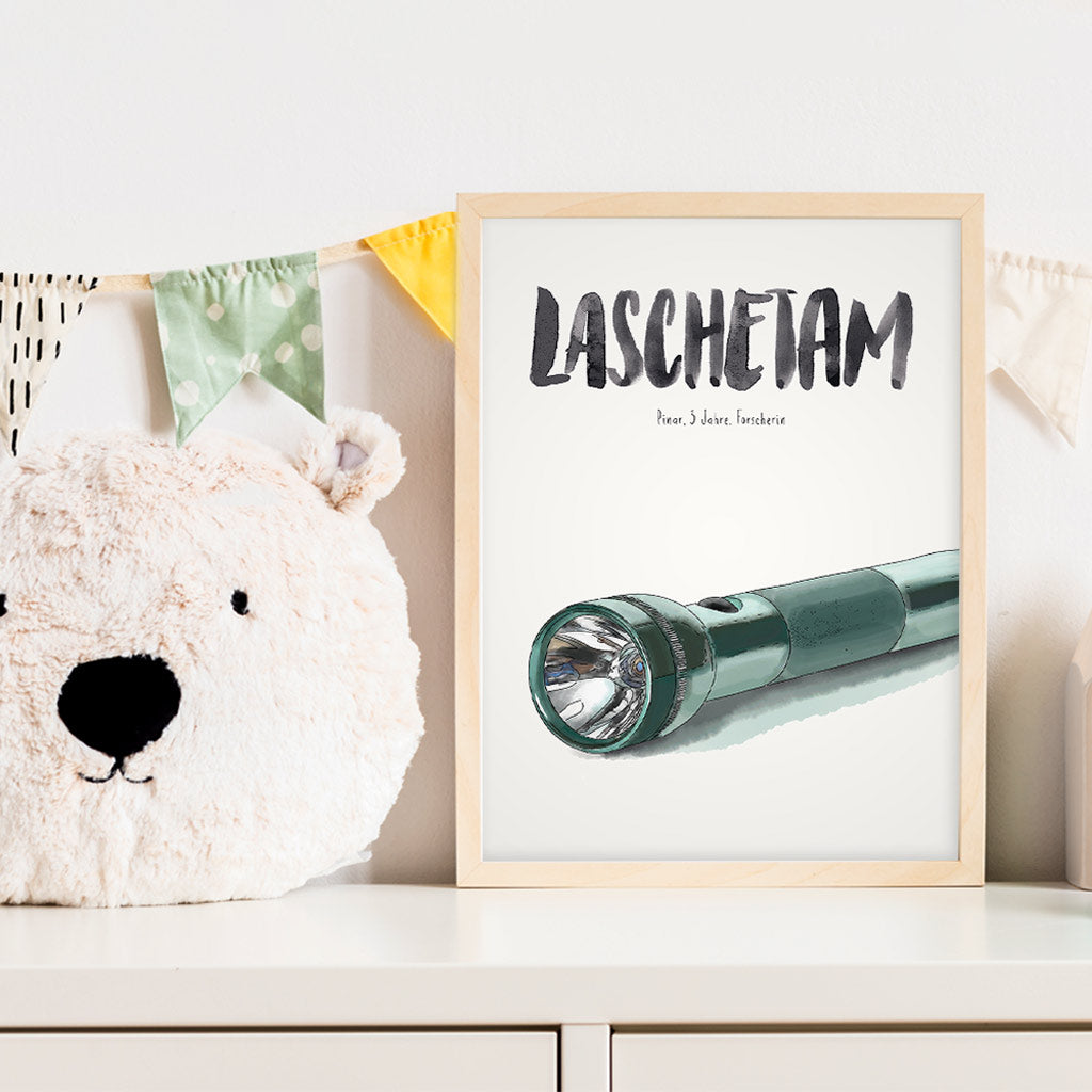Kindermundposter Taschenlampe im Kinderzimmer – personalisiertes Poster als Dekoration und Geschenk