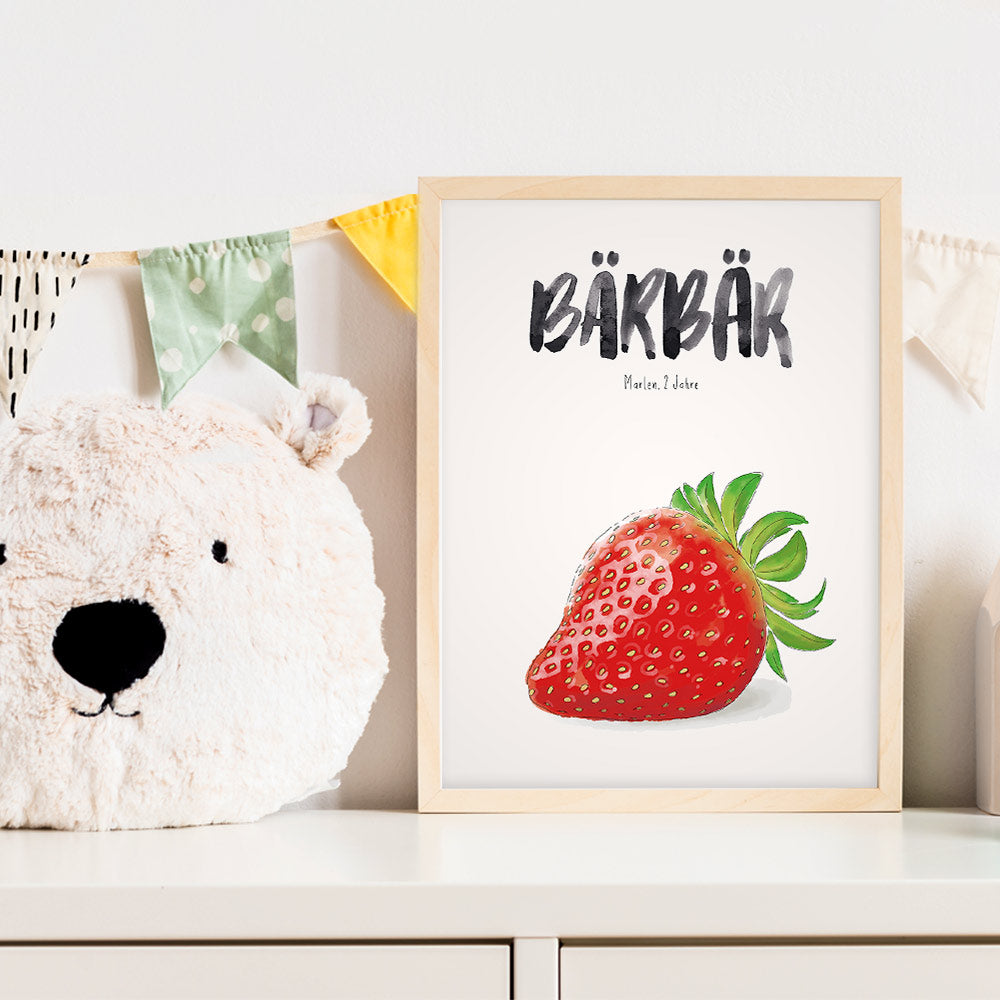 Kindermundposter Erdbeere im Kinderzimmer – personalisiertes Poster als Dekoration und Geschenk
