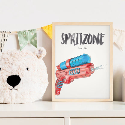 Kindermundposter Wasserpistole im Kinderzimmer – personalisiertes Poster als Dekoration und Geschenk
